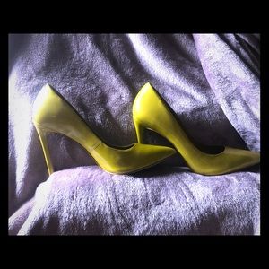 Classic women’s pump, color not loud;